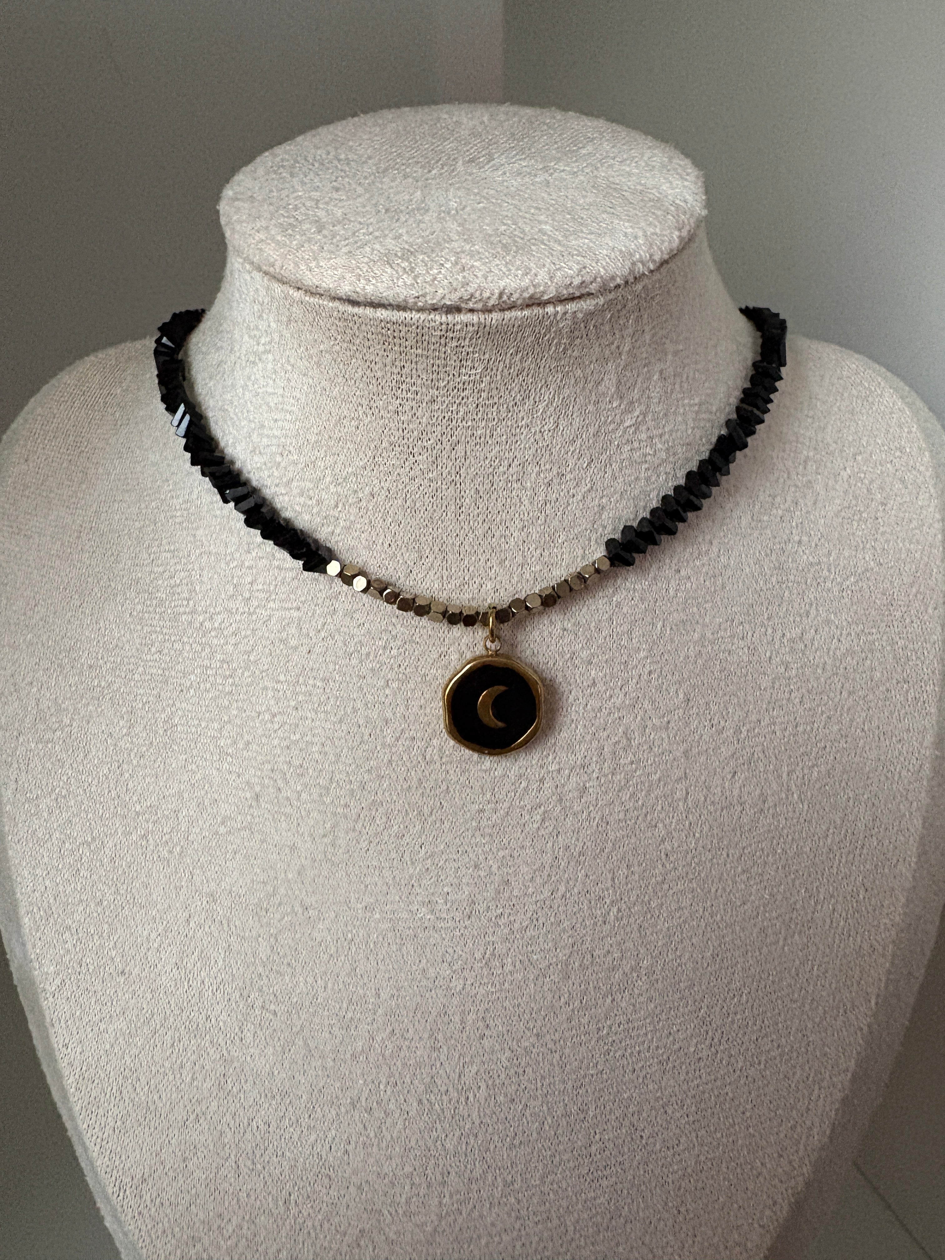 Colier negru cu medalion