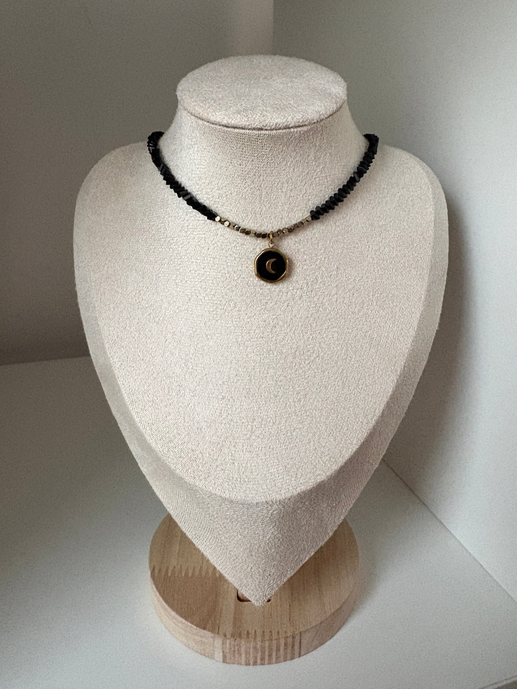 Colier negru cu medalion