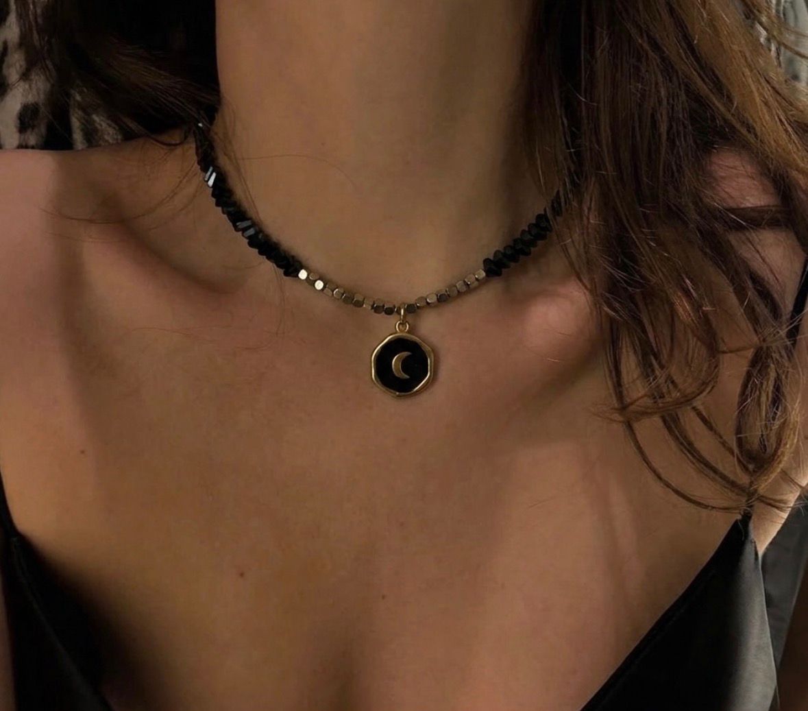 Colier negru cu medalion